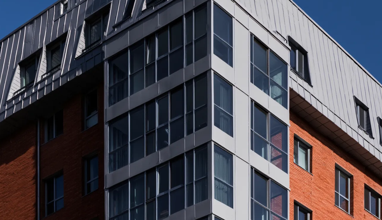 Остекление углового балкона в Москве